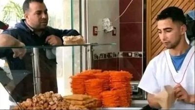 كان هناك شابا يعمل في محل لبيع الحلويات