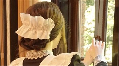 استأجر رجل ثري خادمة لتنظيف قصره يوميًا