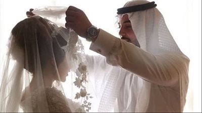 تزوّجَها وكشف عن وجْهِها