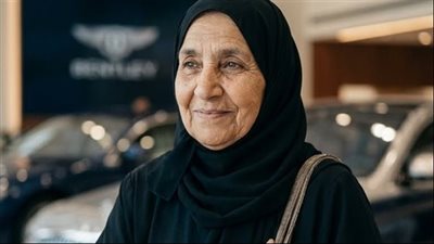الحجة اللى فى الصورة راحت معرض سيارات لتشتري سيارة لحفيدها هدية تخرجه من الجامعة