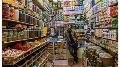 مررت على البزورية لأشتري بهارات فوقفت عند محل يزدحم عليه الناس