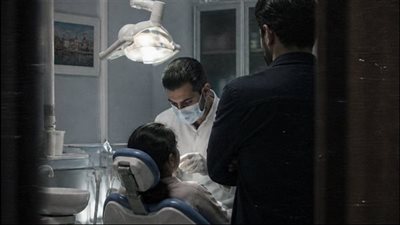 قالت ابنتي إن سنّها يؤلمها… لكن ما حدث داخل العيادة جعلني أذهب إلى الشرطة فورًا