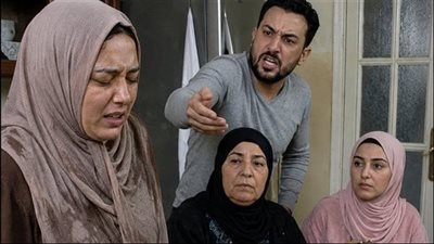 ألقى زوجي كوب الشاي في وجهي أثناء الإفطار… فقط لأنني رفضت إعطاء أختِه بطاقة راتبي