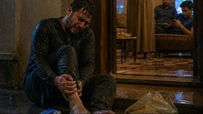 أخته عاشت في بيته مجانًا 8 أشهر… وحين سقط مصابًا قالت له: إحنا مو خدم عندك